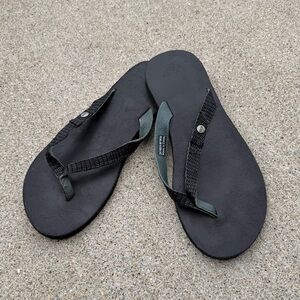 UGG Australia Women's Ally Lizard Black Leather Thong Sandals